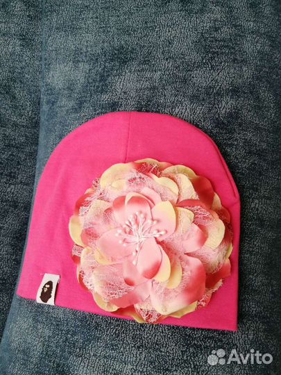 Шапка для девочки с цветком