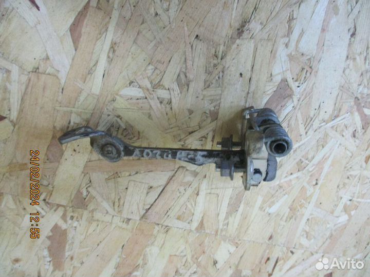 Ограничитель двери Рено Логан