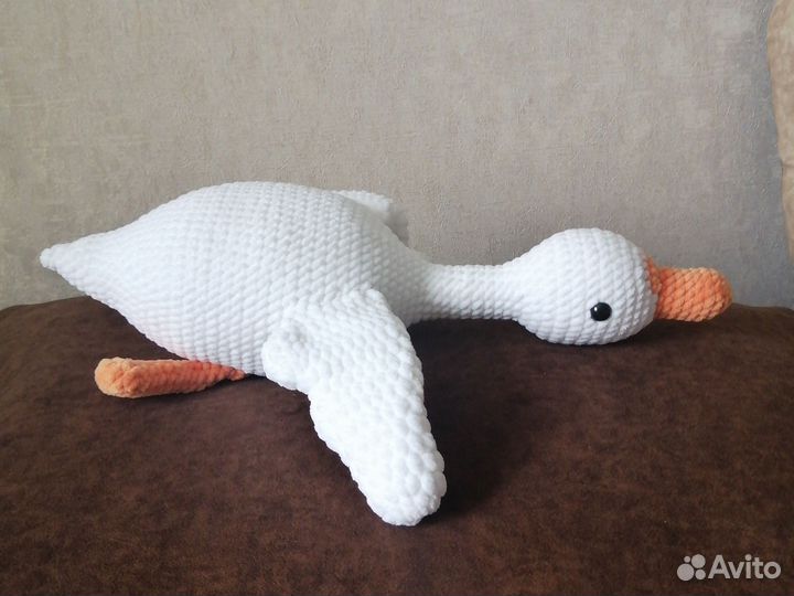Гусь обнимусь 40 см, вязанный