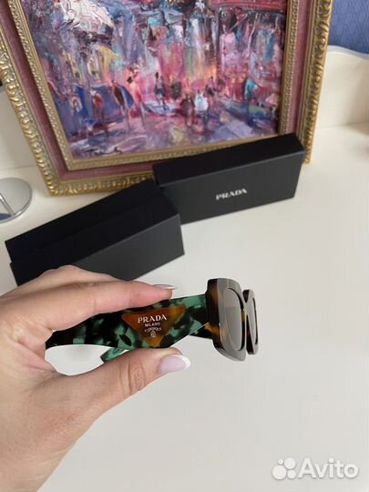 Очки Prada
