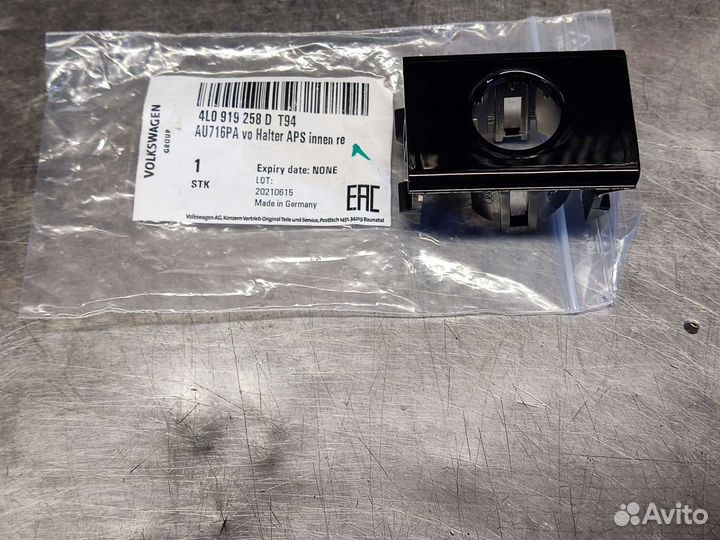 Гнездо парктроника решетки радиатора Audi Q7 4L