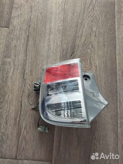 Стоп сигнал задний левый Тойота isis