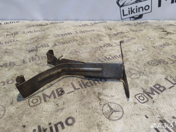 Кронштейн усилителя бампера передний правый