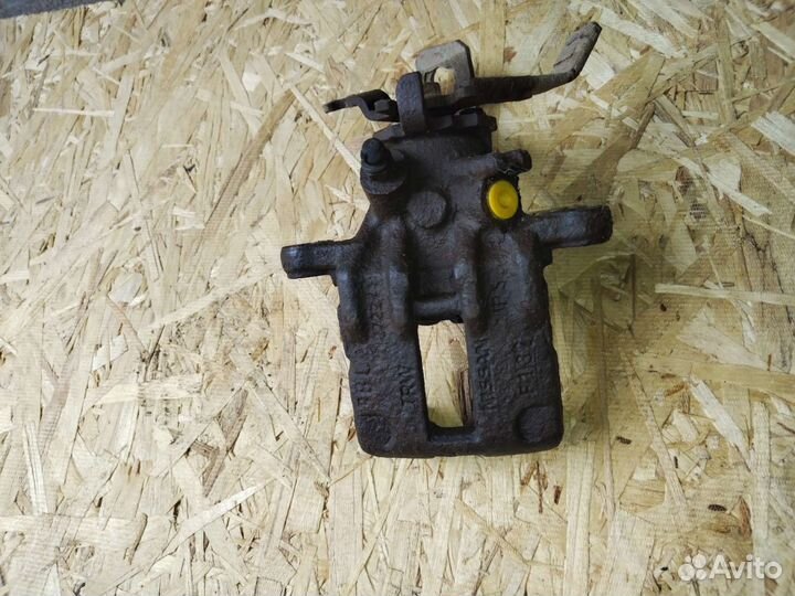 Суппорт на nissan almera n16 левый задний