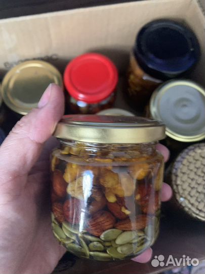 Мед с орешками - вкусный подарок