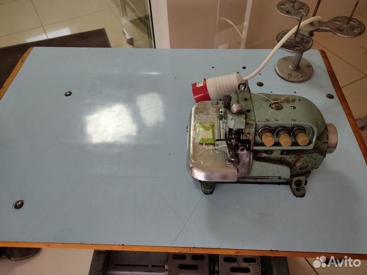 Оверлок трёхниточный