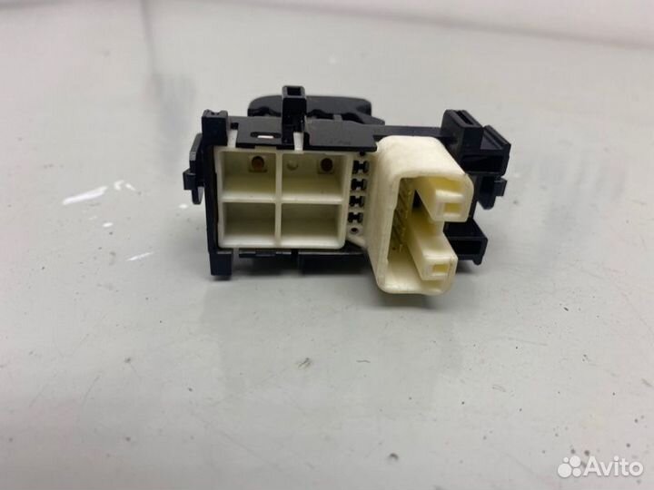 Кнопка стеклоподъемника Toyota Corolla E180 1ZR