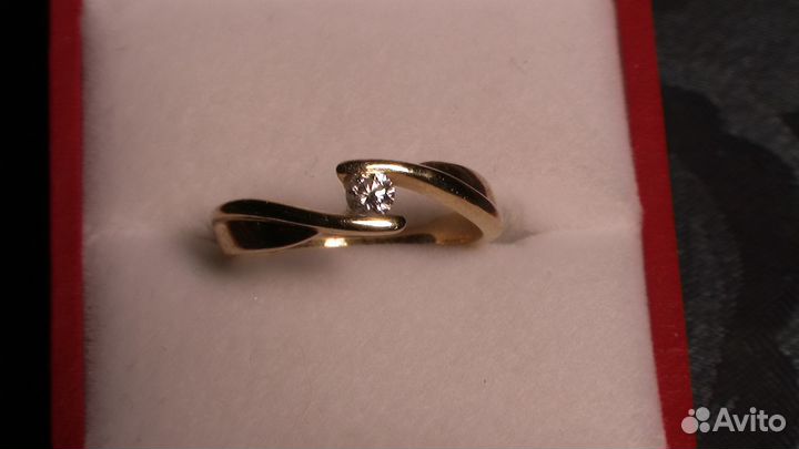 Кольцо с бриллиантом