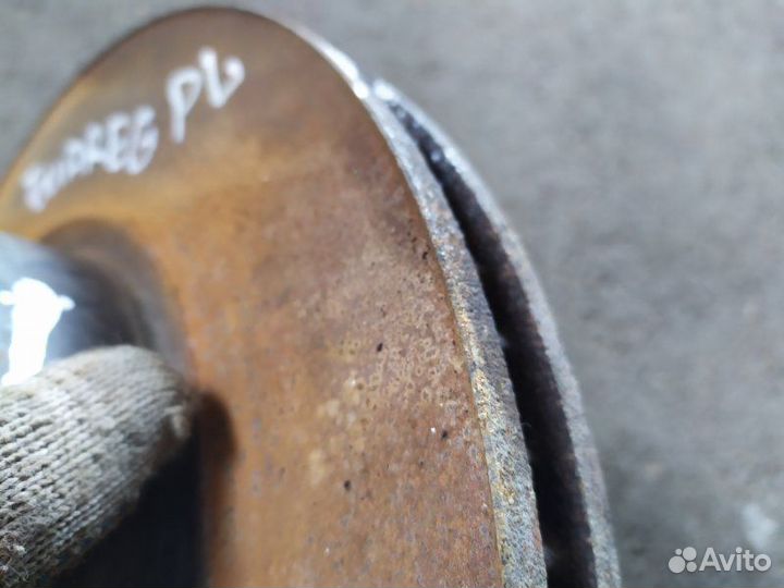 Тормозной диск передний левый Volkswagen Touareg