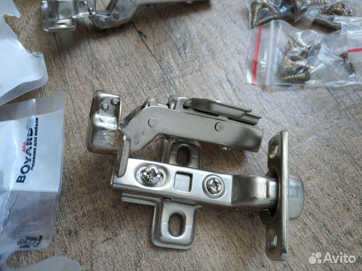 Мебельная петля с доводчиком