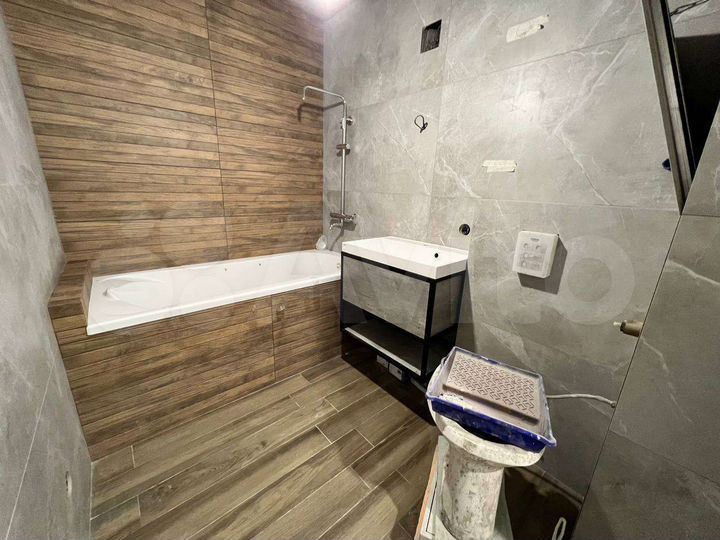 2-к. квартира, 77 м², 1/14 эт.