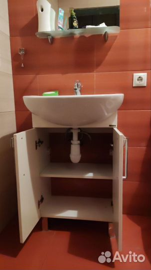 Тумба с раковиной в ванную и зеркало