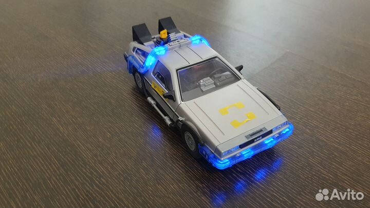 Модель Делореан (DeLorean) DMC-12