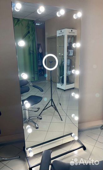 Гримерное зеркало с лампочками