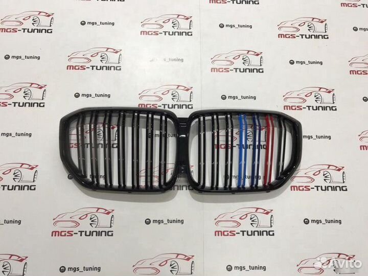 Решетка в BMW Х5 G05 стиль Х5М Black + триколор
