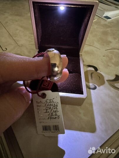 Кольцо с бриллиантом