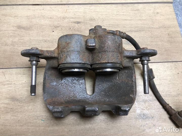 Суппорт передний правый Range Rover Sport 1