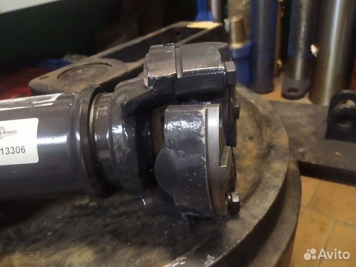 Карданный вал 15013306 Volvo