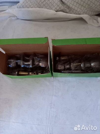 Ручка- защёлка 4шт.В комплекте петли- бабочка