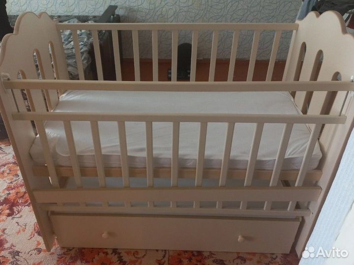 Детская кроватка с маятником и ящиком