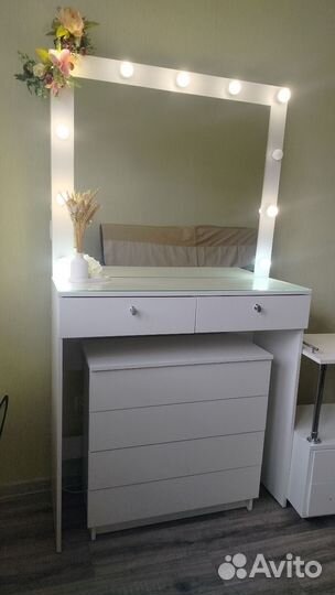 Туалетный столик с зеркалом и подсветкой