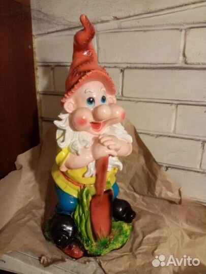 Гном с лопатой