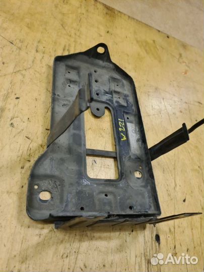 Крепление аккумулятора Mercedes-Benz S-Klass седан