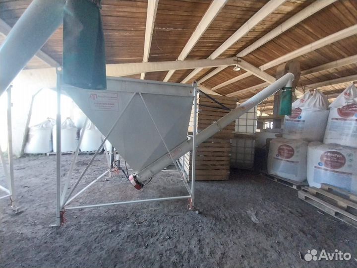 Бункер дозатор V2м3 с шнековым транспортером