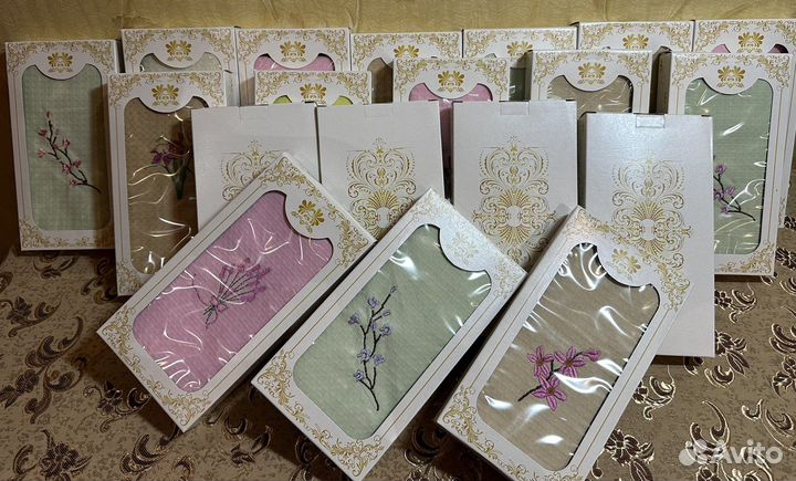 Полотенце кухонное в коробке вафельное с вышивкой