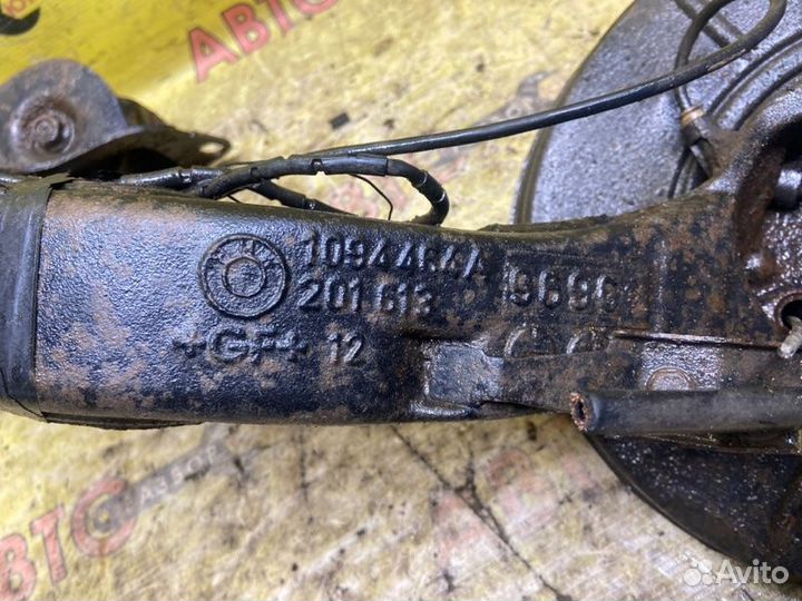 Кулак задний правый Bmw 3-Series E46 M43B19 1998