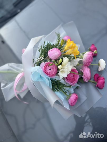 Букет из ранункулюсов и фрезий