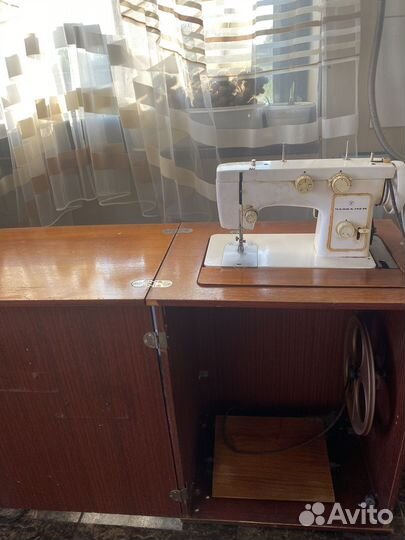 Швейная машина Чайка 142