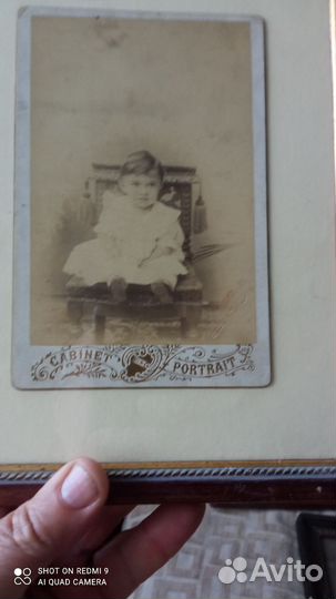 Фотографии в рамке. Вроде бы старинные