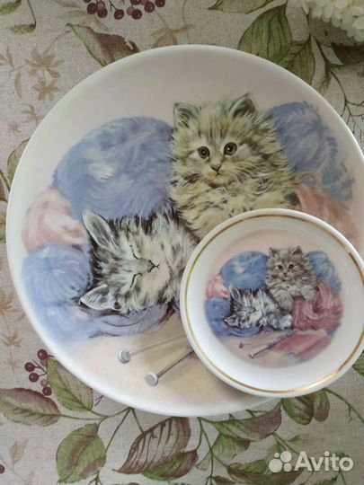 Декоративная фарфоровая тарелка. Красный фарфорист