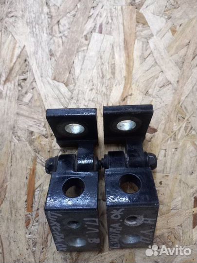 Петля двери Skoda Octavia A5 BUD 2011