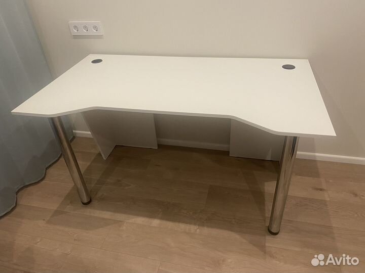 Компьютерный стол белый