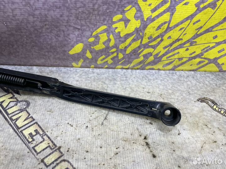 Поводок стеклоочистителя правый Lancer Лансер 10