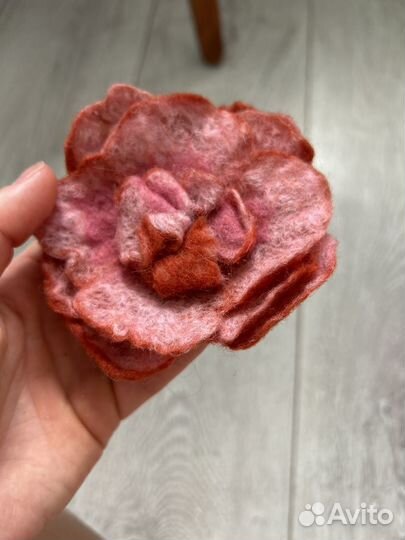 Брошь валяная Роза