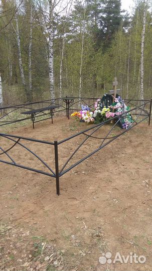 Скамейка и столик на кладбище