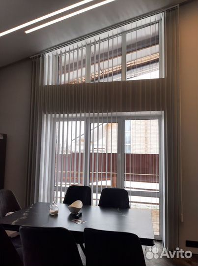 Жалюзи вертикальные треугольные и простые окна