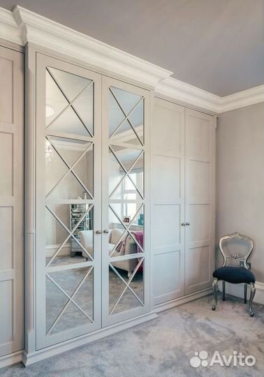 Классический шкаф с зеркалом в прихожую