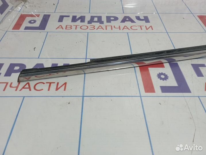 Накладка стекла заднего правого Nissan Almera (G15) 82820-EW000