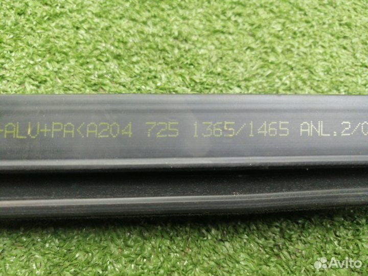 Уплотнитель стекла двери передний правый Mercedes