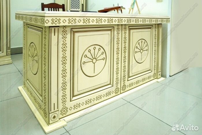 Стойка ресепшн для офиса, классические фасады