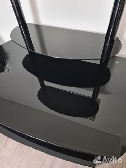 Стеклянная тумба под аппаратуру