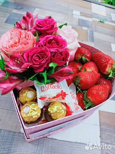 Клубничные сердца с цветами