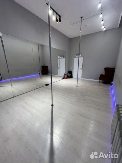 Аренда танцевального зала с пилонами