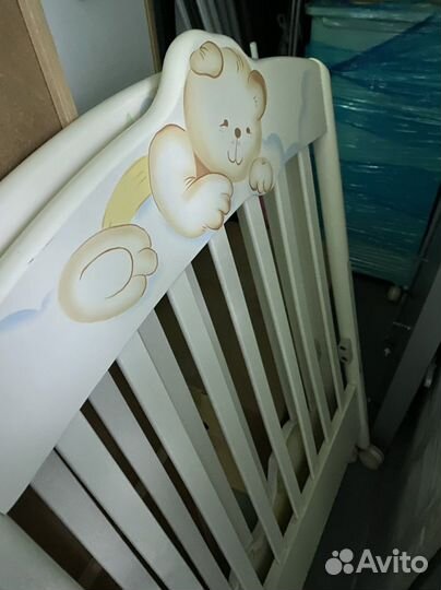 Детская кроватка и комод