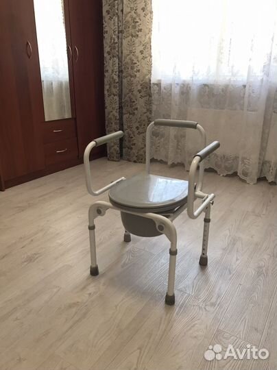 Кресло-туалет со съемной емкостью с крышкой