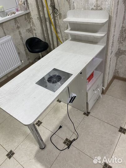 Маникюрный стол